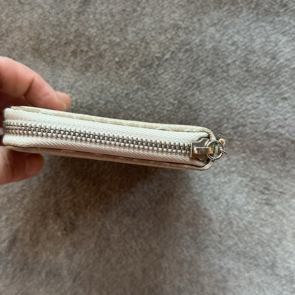 Bvlgari used zippy wallet.  Beige logo style.  Good condition! - Picture 10 of 11